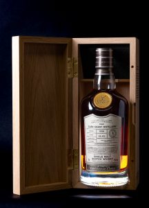 Magasin Invino à Devecey, photo-produit d'une bouteille de whisky dans un coffret en bois.