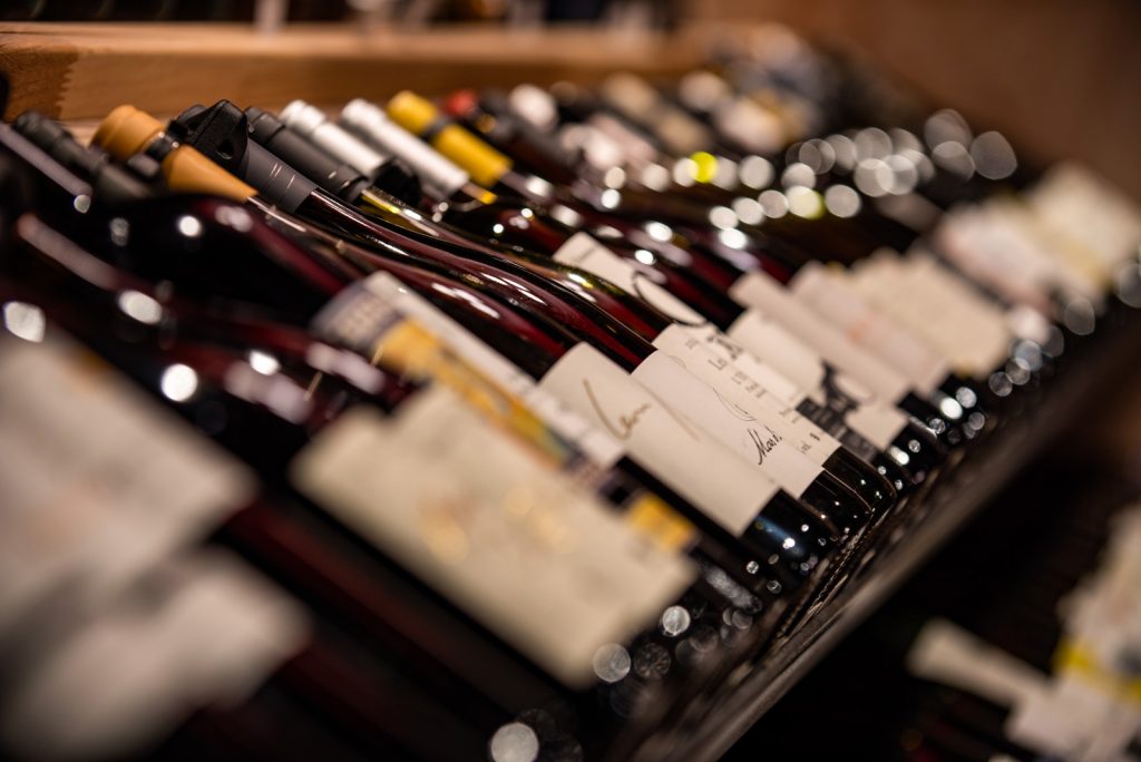 Magasin Invino à Devecey, étal de bouteilles en vue latérale.